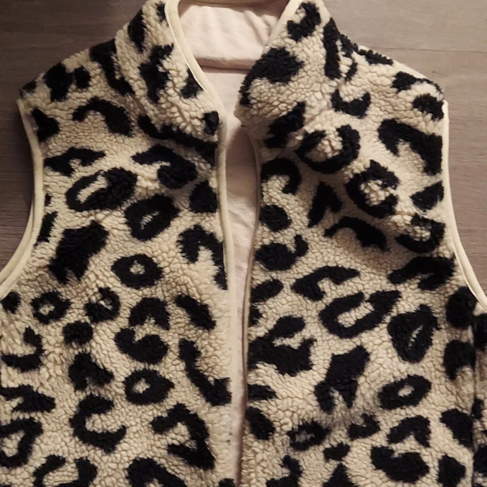 Leopard Sherpa Vest - Picture 3 of 6